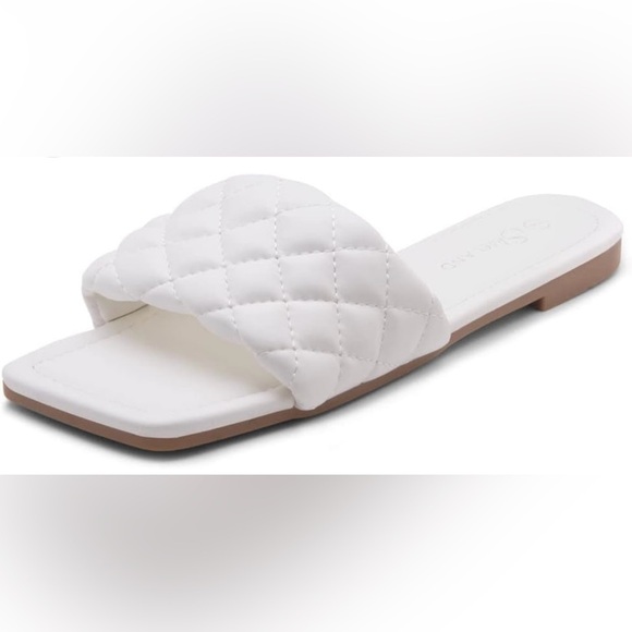 Malvados White Quilted Open-Toe Faux Leather near flat Sandals women's size 8 - Picture 1 of 8